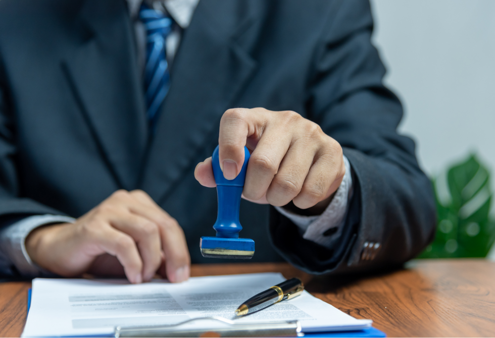 Traducteur professionnel avec tampon officiel certifiant une traduction - Traductions assermentées de l'agence de traduction PRO