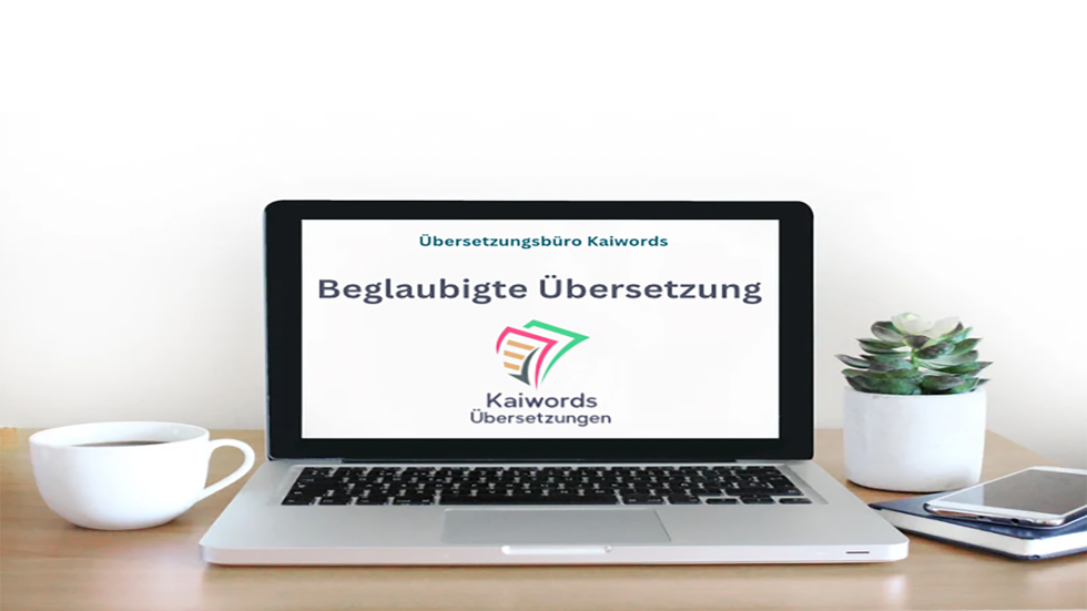 Ordinateur portable sur un bureau en bois affichant le site web 'PRO Traduction assermentée', avec une tasse de café, une petite plante et un smartphone