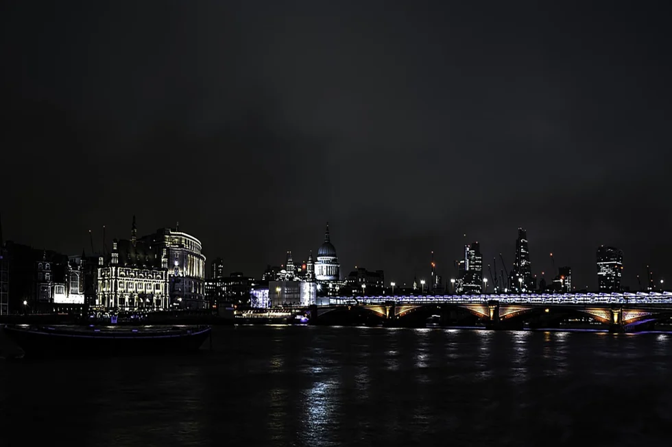 London Skyline bei Nacht mit Themse, St. Paul's Cathedral und Blackfriars Bridge - Professionelle Fachübersetzungen für internationale Geschäfte