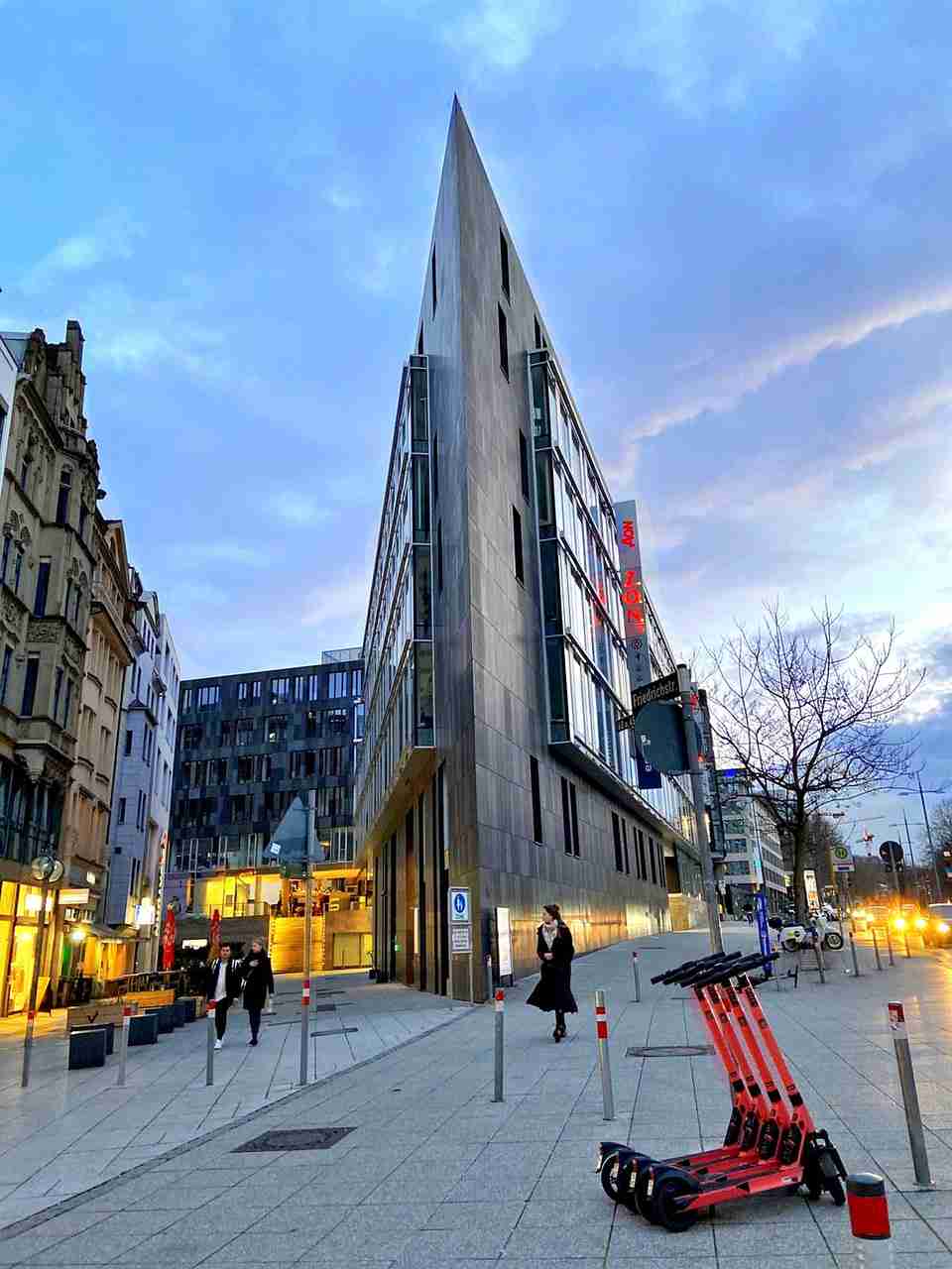 Stuttgarter Straßenszene mit modernen Gebäuden